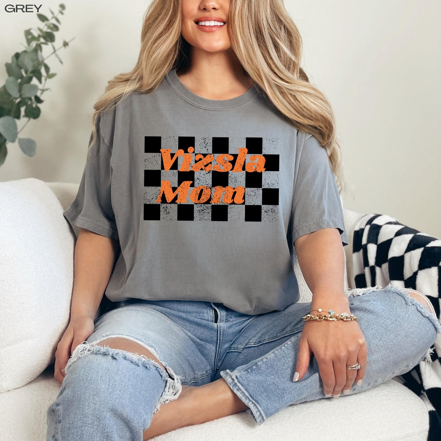 Retro Checkered Vizsla Mom Shirt, dog mom comfort colors® tshirt, vizsla gifts, motherhood t-shirt, vizsla grandma tee