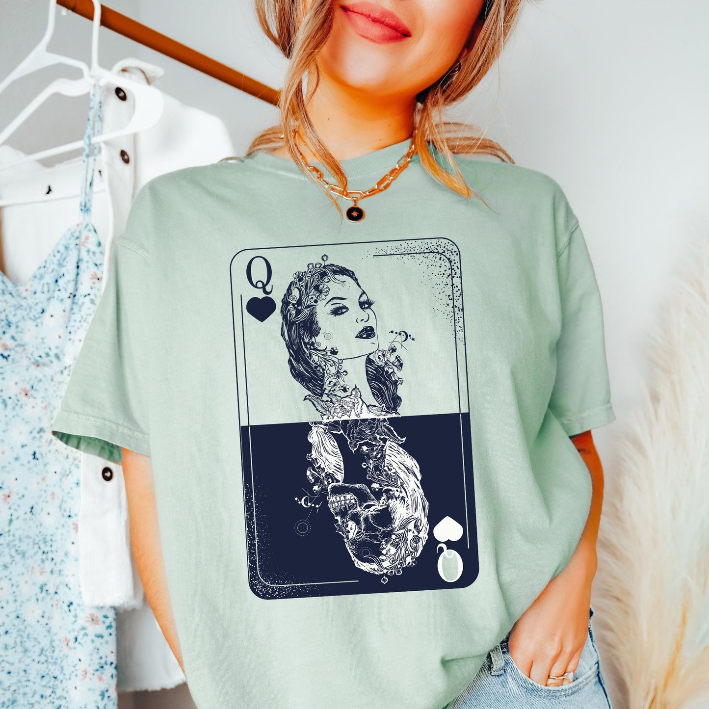 Queen of hearts t-shirt, comfort colors tee, oversized tee, vintage feminist shirt, retro tarot shirt, tarot gifts, single girlie gift