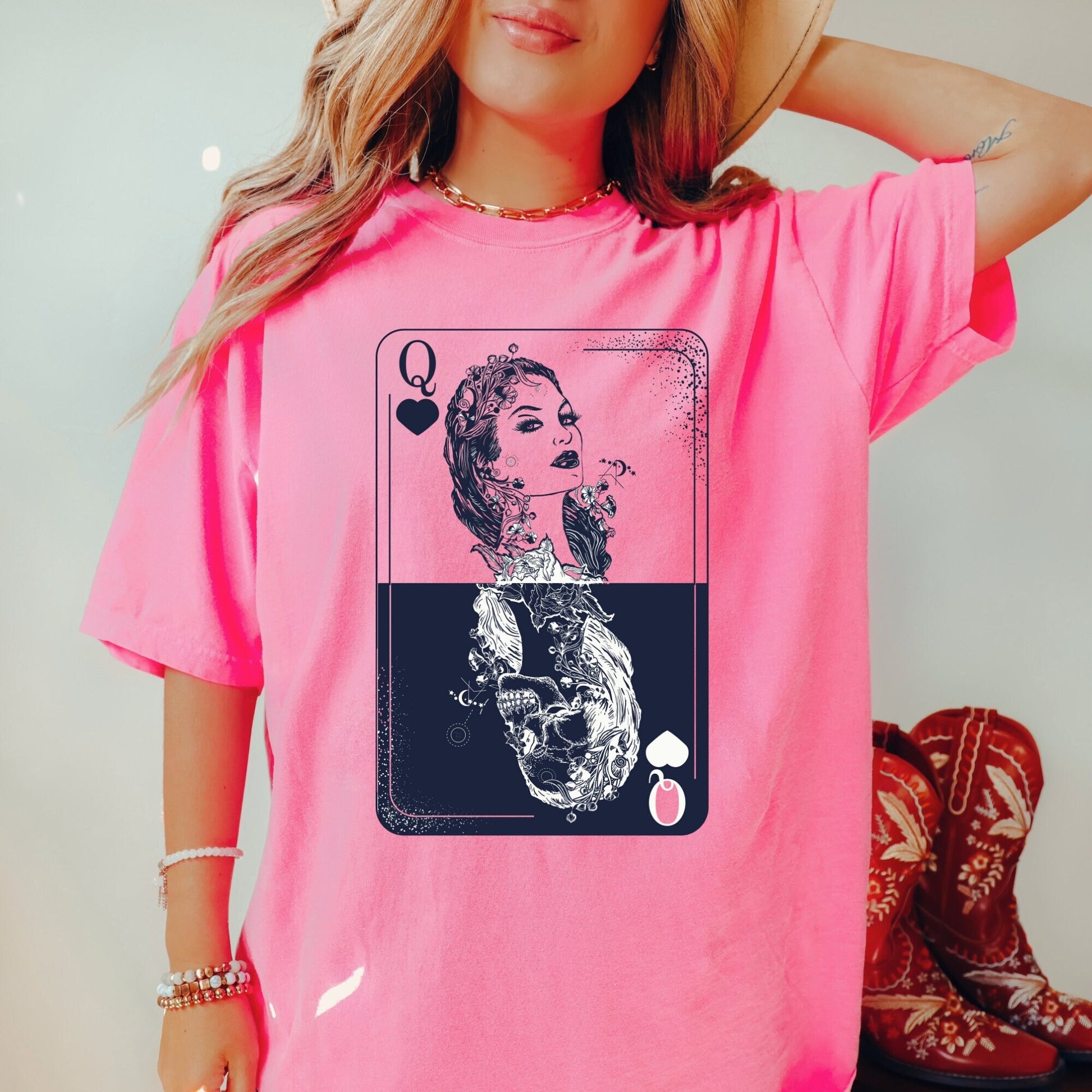 Queen of hearts t-shirt, comfort colors tee, oversized tee, vintage feminist shirt, retro tarot shirt, tarot gifts, single girlie gift